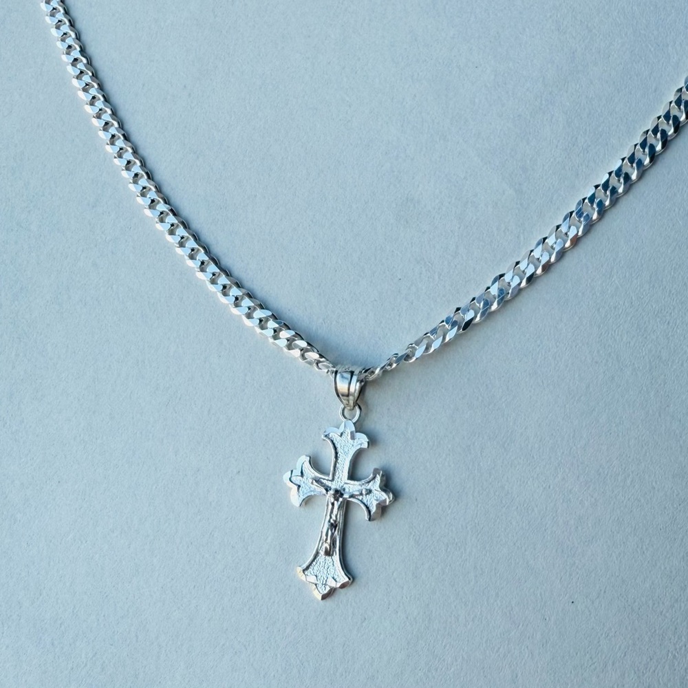 Elegant 925 Silver Cross Pendant and Chain